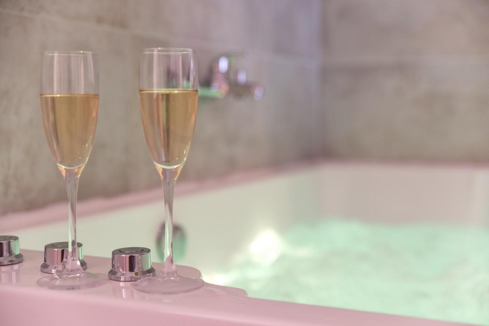 Le Fruit Defendu "Love Room" Jacuzzi Centre Ville روان المظهر الخارجي الصورة